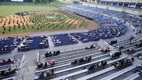 Perayaan acara Wisuda Seniors High School diadakan di stadion Baseball dengan jarak sosial. Tidak boleh lagi ada kemeriahan disana. Istimewa/Dok.Boredpanda/AFP.