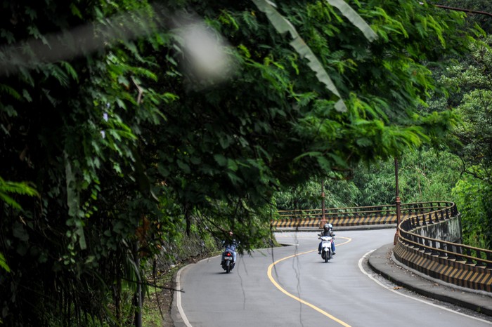 Lebaran Sebentar Lagi, Cadas Pangeran Masih Sepi Pemudik Pada H-2 Lebaran Idul Fitri 2020, arus lalu lintas di kawasan jalur tengah menuju Sumedang, yang biasanya macet kini lancar dan sepi. Sperti terlihat di Jalur Cadas Pangeran.