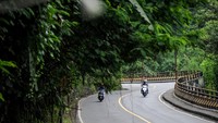 Pengendara melintas di Jalur Cadas Pangeran, Kabupaten Sumedang, Jawa Barat, Jumat (22/5/2020).