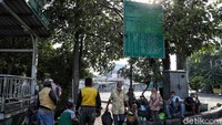 Terutama angkutan bus antar kota dan antar provinsi. Selain itu beberapa warga yang mencari nafkah di kawasan terminal itu harus menerima kenyataan pahit karena tidak memiliki pemasukan hampir selama dua bulan.