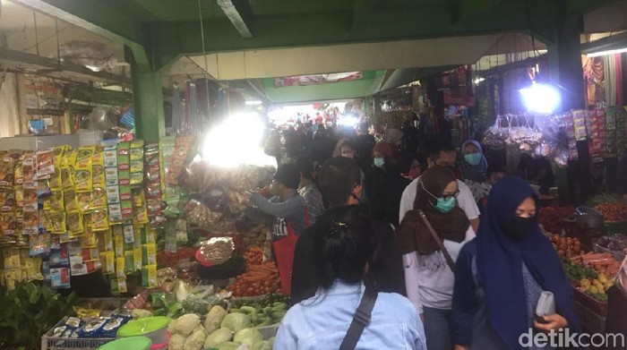 Pasar Kramat Jati Ramai Jelang Lebaran, Warga Berdesak-desakan