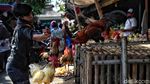 Warga Berburu Keperluan Lebaran di Pasar Rawa Badak