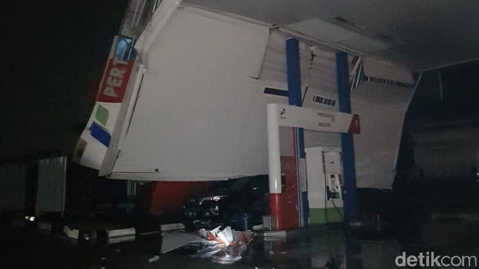 Atap SPBU di Cilegon Ambruk Usai Diterjang Angin Kencang