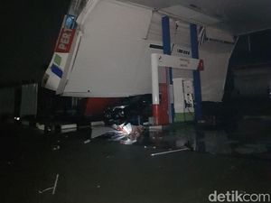 Atap SPBU di Cilegon Ambruk Usai Diterjang Angin Kencang