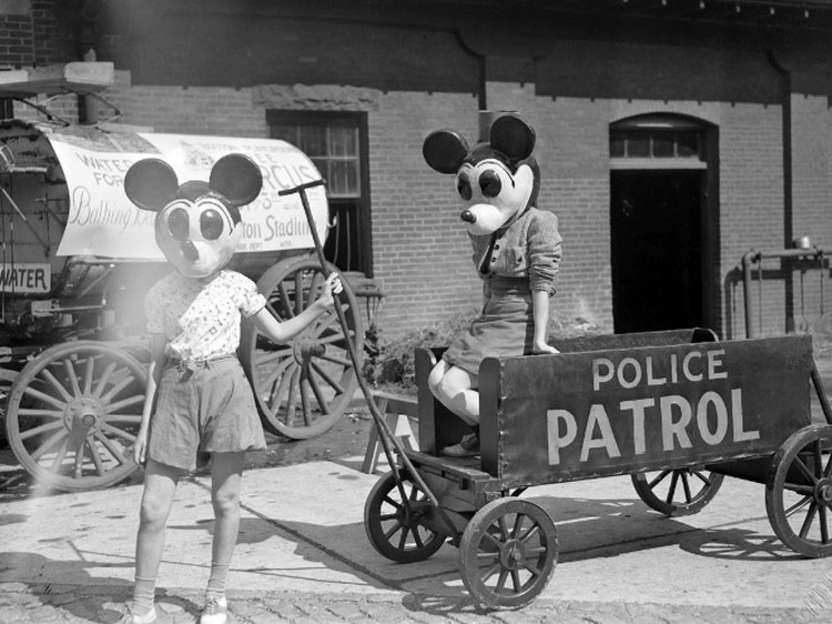 potret mickey mouse seram