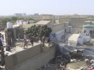 Video Pesawat Jatuh di Permukiman Karachi Tewaskan 107 Orang