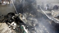 Banyak orang bepergian ke kampung halamannya, di kota-kota ataupun desa-desa. Nahas, pesawat yang baru terbang itu jatuh di permukiman di wilayah Karachi.