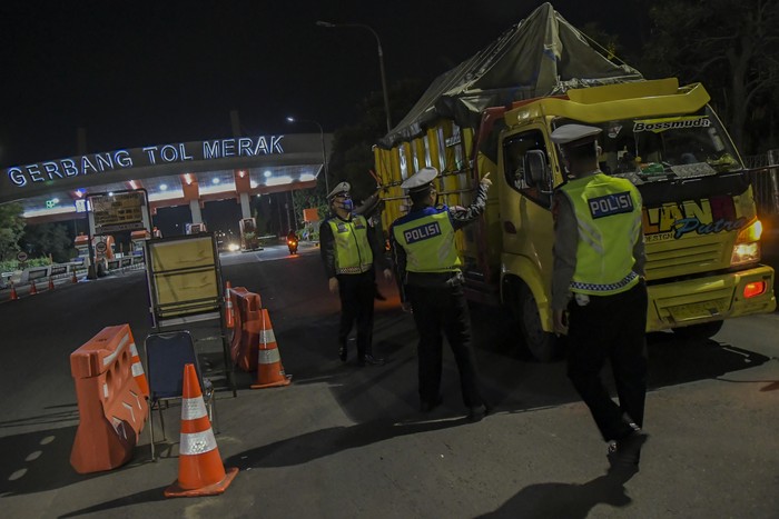 Jelang Lebaran, Pengamanan di Tol Merak Diperketat Petugas kepolisian melakukan penyekatan gelombang pemudik di Tol Merak, Banten. Hal itu dilakukan untuk cegah warga mudik ke kampung halaman jelang Lebaran.