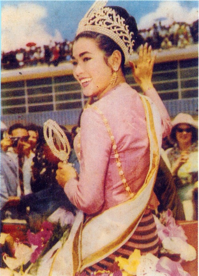 Apasra Hongsakula menjadi kebanggan Thailand sejak terpilih sebagai ratu sejagad 59 tahun lalu. Ketika itu, Apsara masih berusia 18 tahun. Namanya melambung setelah jadi Miss Universe namun Apsara memutuskan untuk berhenti dari dunia hiburan di usia 35. Foto: Instagram/apasrahongsakula