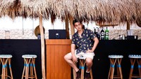 Setiap kali mengunjungi tempat kuliner, ia selalu berpose dan mengunggahnya di laman Instagram pribadinya. Seperti yang tampak pada foto ini. Foto: Instagram @aliff_alli