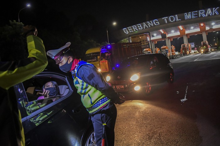 Petugas kepolisian melakukan penyekatan gelombang pemudik di Tol Merak, Banten. Hal itu dilakukan untuk cegah warga mudik ke kampung halaman jelang Lebaran.