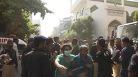 Warga sekitar yang mengalami dan melihat langsung kecelakaan tersebut pun panik dan kocak-kacir menyelamatkan diri dan menjauh dari lokasi.