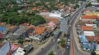 Menjelang Lebaran, salah satu titik kepadatan arus mudik biasa terjadi di Simpang Jomin, Karawang, kini lokasi terpantau terpantau lancar cenderung sepi akibat larangan mudik oleh pemerintah.