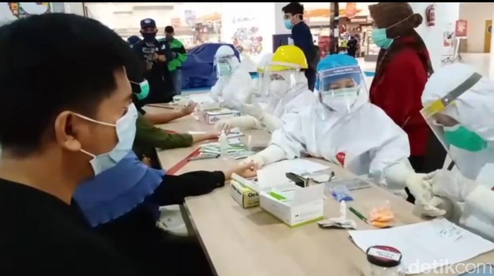 Pengunjung Lippo Plaza Kendari jalani Rapid Test