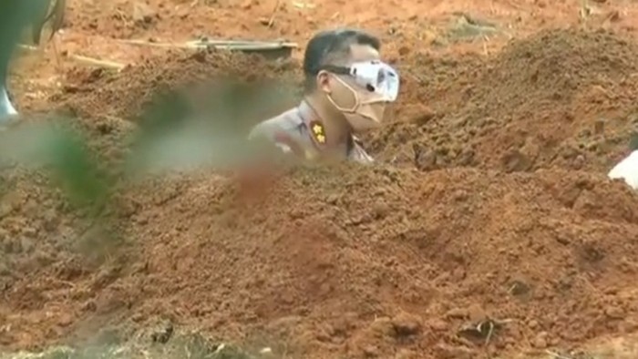 Viral perwira polisi bantu gali makam pasien corona yang wafat (dok. Istimewa)