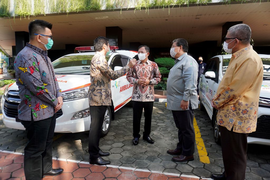 Toyota serahkan ambulans Kijang Innova ke Kementerian Kesehatan. 