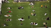 Di Brooklyn Park, tempat biasa warga menikmati sinar matahari sudah dibuat tanda berupa lingkaran-lingkaran untuk setiap orang berjaga jarak. Istimewa/Dok.Boredpanda/Getty Images.