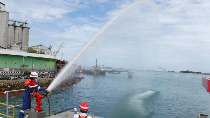 Pertamina bersihkan tumpahan minyak di Pantai Makassar Pertamina bersihkan tumpahan minyak di Pantai Makassar