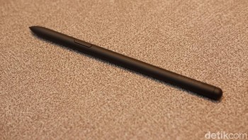 Samsung turut memberikan S-Pen. Foto: Adi Fida Rahman/detikINET