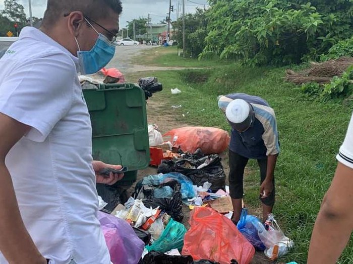 Pria tua mengais sampah Pria tua mengais sampah