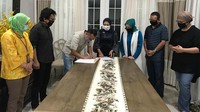 Penandatanganan akta pendirian koperasi yang digagas oleh para alumni Universitas Padjajaran, digelar di Jakarta (20/5/2020). Hal itu dilakukan guna membangkitkan ekonomi yang terkena dampak COVID-19.  Foto: dok. Alumni Unpad