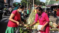 Warga membeli petai untuk campuran sayur ketupat.