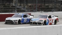 Briscoe berhasil mendahului Kyle Busch di lap penutup untuk memenangkan lomba.