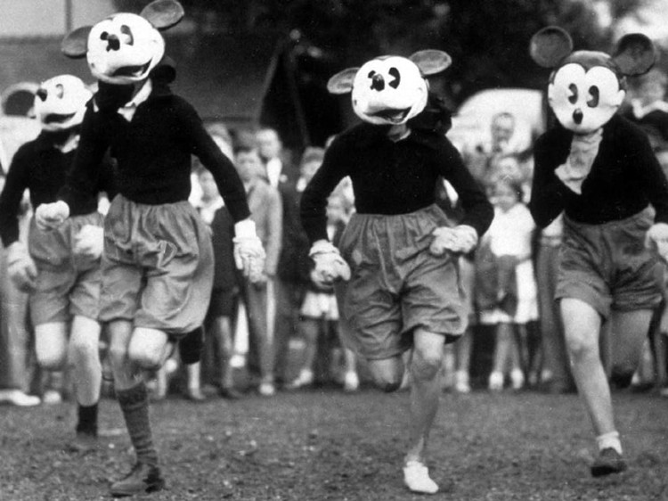 potret mickey mouse seram