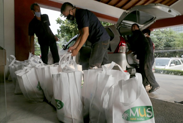 Bantuan Terus Mengalir untuk Kaum Dhuafa Chairman Multi Inti Sarana Group Tedy Agustiansjah (kelima kanan) didampingi CEO Koperasi Pracico Inti Utama Djamil Hasyim (ketiga kiri), CEO Koperasi Pracico Inti Sejahtera Athosyi Anwar (kanan), Head of Corporate & Marketing Communication MIS Group Ita Luthfia (ketiga kanan) dan Sekjen Forum Komunikasi Koperasi Besar Indonesia Irsyad Muchtar (keempat kiri) menyerahkan sumbangan sembako dan Al Quran dengan menerapkan physical distancing di Jakarta, Jumat (22/5/2020).