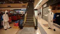 Petugas menyemprotkan cairan disinfektan di ruangan salah satu mall Kota Tegal, Jawa Tengah, Kamis (14/5/2020).