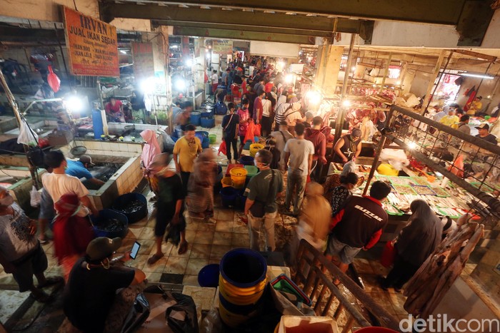 Sejumlah warga berdatangan ke Pasar Pondok Gede, Bekasi, Jumat (22/5/2020). Mereka datang di antaranya untuk membeli berbagai kebutuhan jelang Lebaran.