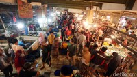 Sejumlah warga mendatangi Pasar Pondok Gede, Bekasi, Jumat (22/5/2020).