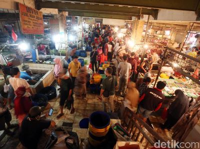 H-2 Lebaran, Warga Ramai-ramai Berbelanja di Pasar Pondok Gede