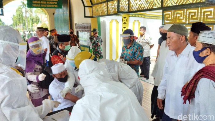 Tim Gugus Penanggulangan COVID-19 Sumenep me-rapid test jemaah salat Jumat di Masjid Jamik. Namun baru 30 menit, acara rapid test itu dibubarkan takmir masjid.