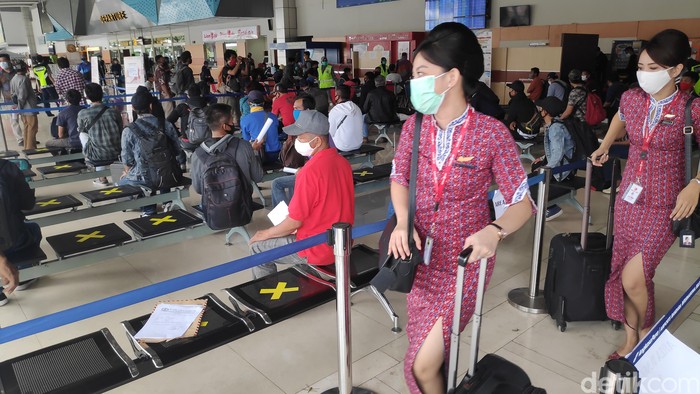 Dua hari jelang Lebaran Idul Fitri calon penumpang di bandara Sultan Hasanuddin Makassar di Maros, Sulawesi Selatan, melonjak dari hari biasanya.