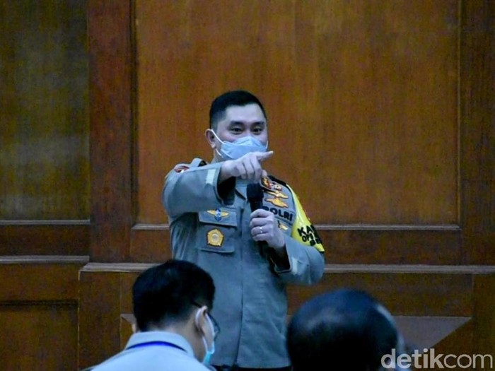 Seorang kapolsek di Surabaya mendapat teguran keras dari Kapolda Jatim Irjen M Fadil Imran. Ia ditegur karena tertidur saat rapat koordinasi soal Kampung Tanggung.