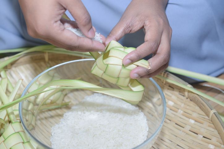 Cara membuat ketupat lebaran.