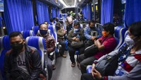 Mereka memilih perjalanan malam hari agar tak terpantau petugas. Sial, rupanya petugas berjaga siang malam di beberapa titik lokasi penyekatan.