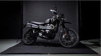 Tampilan warna hitam terlihat mendominasi tampang Triumph Scrambler 1200 ini, sentuhan manis juga diberikan dengan sentuhan warna silver pada bagian tangki, knalpot dan part-part kecil lainnya. Sayangnya Triumph belum membocorkan berapa banderol motor bongsor ini. Foto: Pool (visordown)