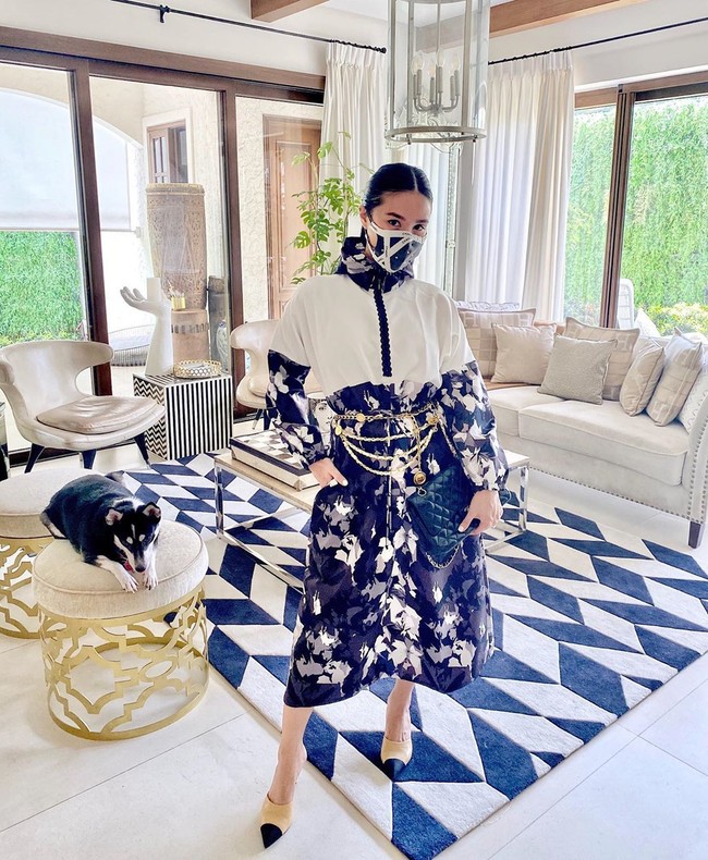 Istri Senator Francis Chiz Escudero ini memakai baju APD terbuat dari neocrepe dan bahan anti-air yang dilengkapi tudung serta masker. Dress pullover ini merupakan rancangan sepupunya Mdelaine Ongpauco Barlao. Foto: Instagram/@iamhearte