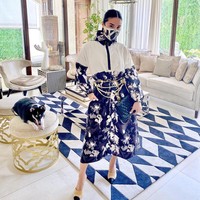 Istri Senator Francis Chiz Escudero ini memakai baju APD terbuat dari neocrepe dan bahan anti-air yang dilengkapi tudung serta masker. Dress pullover ini merupakan rancangan sepupunya Mdelaine Ongpauco Barlao. Foto: Instagram/@iamhearte