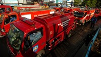 Sejumlah mobil pemadam kebakaran parkir usai melakukan Penyemprotan Disinfektan Berskala Besar (PDBB) di Alun-alun Kota Tegal, Jawa Tengah, Jumat (22/5/2020). PDBB di seluruh Kota Tegal menggunakan satu helikopter, enam water cannon dan sembilan mobil pemadam kebakaran tersebut sebagai tanda menjelang berakhirnya penerapan PSBB di Kota Tegal.