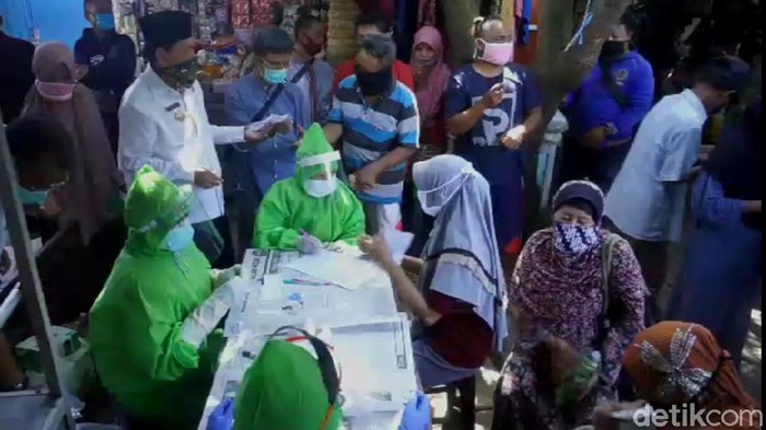Rapid test massal di pasar tradisional di Kota Pekalongan, Jumat (22/5/2020).