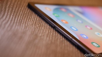 Untuk kenikmatan menonton film dibekali speaker stereo yang sudah diberikan sentuhan AKG. Untuk mendukung mobilitas dibenamkan baterai berkapasitas 7.040 mAh. Foto: Adi Fida Rahman/detikINET