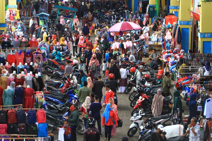 PASAR TRADISIONAL TERTUA DI PONTIANAK DIPADATI WARGA Sejumlah pengunjung memadati Pasar Tengah di Pontianak, Kalimantan Barat, Jumat (22/5/2020). Pasar Tengah yang merupakan pasar tradisional tertua di Kota Pontianak tersebut ramai dikunjungi masyarakat yang ingin berbelanja kebutuhan lebaran. ANTARA FOTO/Jessica Helena Wuysang/wsj.