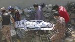Foto: Pesawat Berpenumpang Jatuh di Permukiman Pakistan