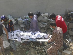 Video Penampakan Pesawat Jatuh di Permukiman Karachi, Tinggal Puing
