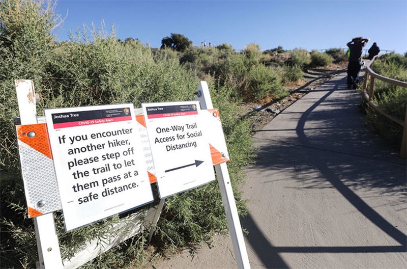 'New Normal' adalah kegiatan yang berubah di tengah masyarakat akibat peristiwa pandemi COVID-19. Ini dia penampakannya di Amerika Serikat.