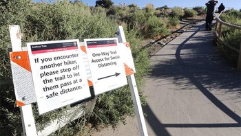 Aturan baru untuk para pendaki, social distancing masih harus dijalankan. Foto: Getty Images via Bored Panda