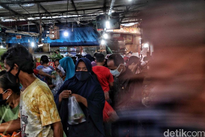 Warga Berburu Keperluan Lebaran di Pasar Rawa Badak Warga memadati Pasar Rawa Badak, Jakarta Utara, Jumat (22/5). Mereka berburu berbagai keperluan untuk Lebaran.